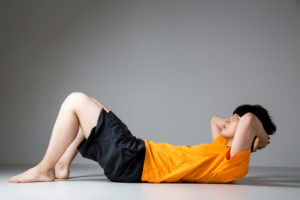 腰を痛めにくいカールアップエクササイズの方法はこれだ！これで腹筋強化もバッチリ！