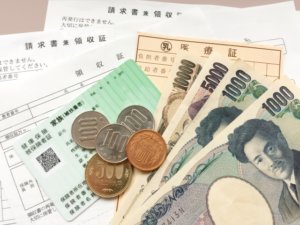 国民健康保険料２６%引き上げ：数年間に渡り徐々に引き上げ
