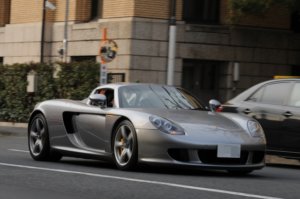 ポルシェでバイクをあおって転倒させ重傷を負わせた25歳医師逮捕