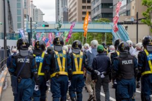 徴用工像の設置で市民団体と警察がぶつかる：韓国