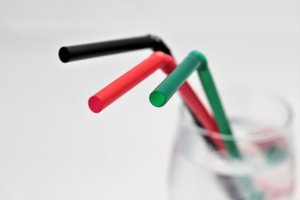 【すかいらーく】プラスチックストローを廃止！プラスチック製品の海洋汚染とは？