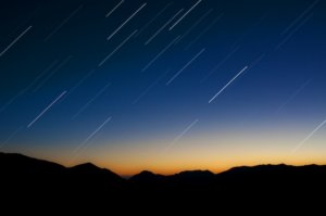 北海道の夜空に火の玉出現！火球の光に北海道民が驚き...