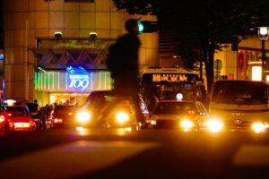 車のヘッドライトを点灯するのはいつごろ？日没時では遅すぎるんです！